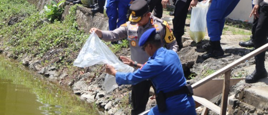 Dukung Program Presiden Terkait Ketahanan Pangan dan Pemberdayaan Ekonomi Masyarakat, Kapolda Bengkulu Tebar Benih Ikan Nila 