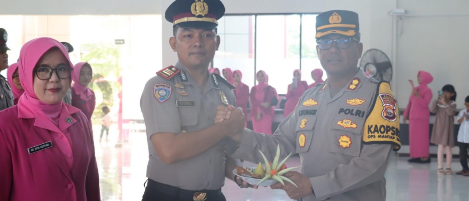 Polres Bengkulu Selatan Gelar Upacara Kenaikan Pangkat dan Perayaan Ulang Tahun Personel