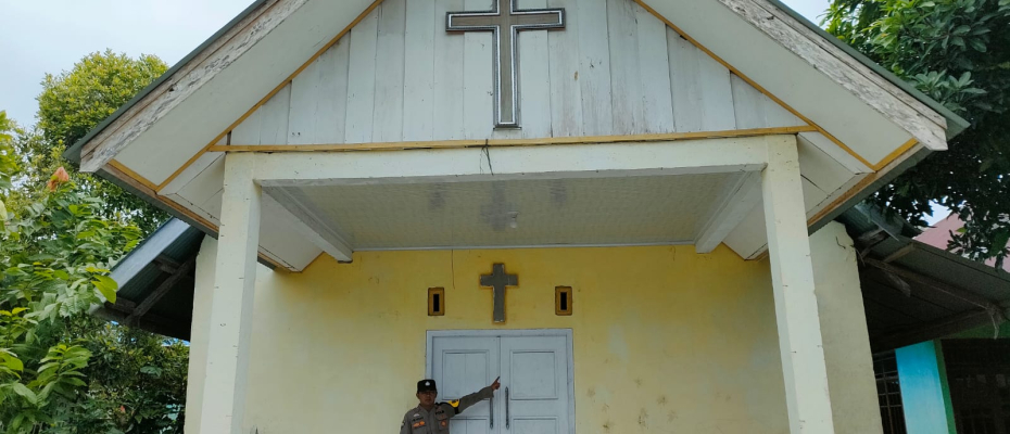 Bhabinkamtibmas Polsek Kedurang Ilir Laksanakan Pengamanan di Gereja untuk Ciptakan Kenyamanan Ibadah