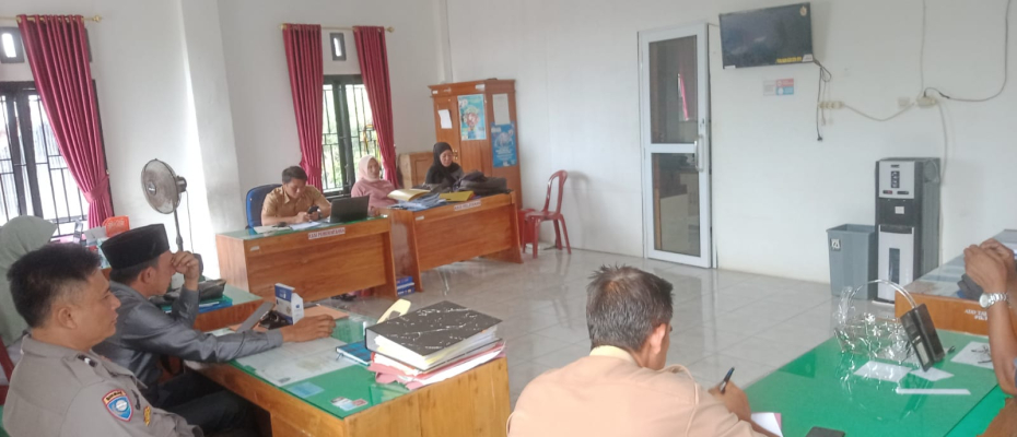 Bhabinkamtibmas Polsek Kota Manna Hadiri Musyawarah Penetapan Calon Penerima BLT Desa Padang Niur