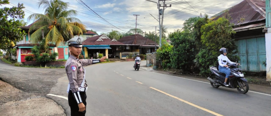 Sat Lantas Polres Seluma Tingkatkan Kepercayaan Publik Melalui Pengaturan Lalu Lintas Pagi Hari