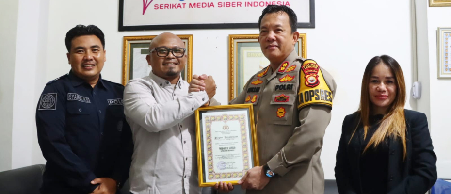 Kapolres Lebong Berikan Penghargaan Kepada Ketua SMSI Bengkulu