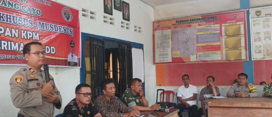 Bhabinkamtibmas Polsek Pino Raya Hadiri Musyawarah Penetapan Calon Penerima BLT Desa Karang Cayo