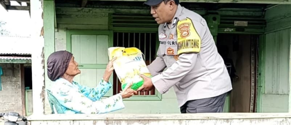 Polsek Bermani Ulu Berbagi Kepedulian untuk Warga Kurang Mampu di Desa Pal VIII