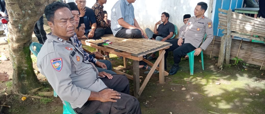 Kanit Binmas Polsek Pino Sambangi Warga Berduka di Desa Air Umban