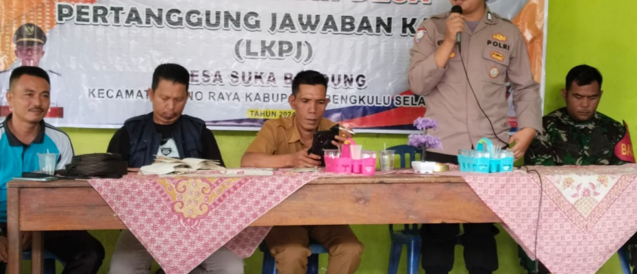 Bhabinkamtibmas Polsek Pino Raya Hadiri Musyawarah Pertanggungjawaban Penggunaan APBDes Desa Suka Bandung