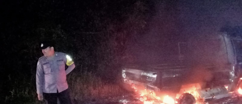 Mobil Pick Up Warga RL Hangus Terbakar di Lebong