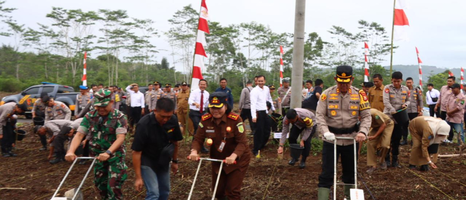 Polres Lebong Laksanakan Penanaman Jagung "Serentak 1 Juta Hektar" di Desa Tabeak Belau 1