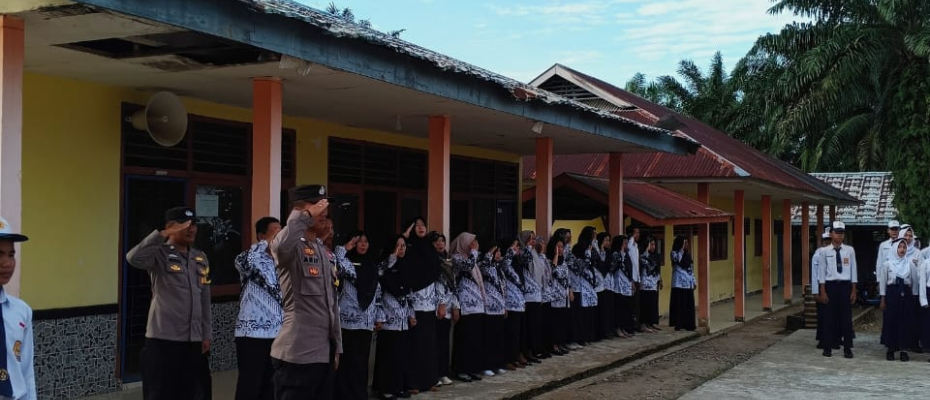 Personel Polsek Semidang Alas Menjadi Pembina Upacara di SMPN 1 Seluma untuk Tingkatkan Kedisiplinan PelajarPersonel Polsek Semidang Alas Menjadi Pembina Upacara di SMPN 1 Seluma untuk Tingkatkan Kedisiplinan Pelajar