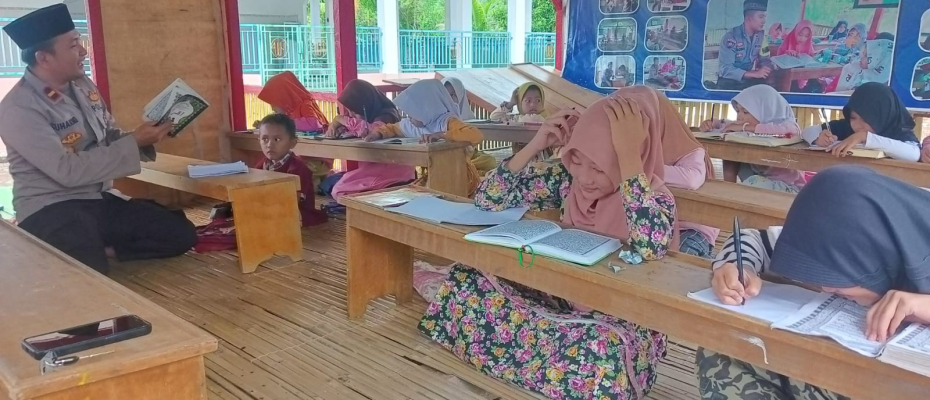 Kapolsek Kedurang Ilir Rutin Mengajar Ngaji Anak-anak di Taman Baca Pondok Ngaji Bhabinkamtibmas