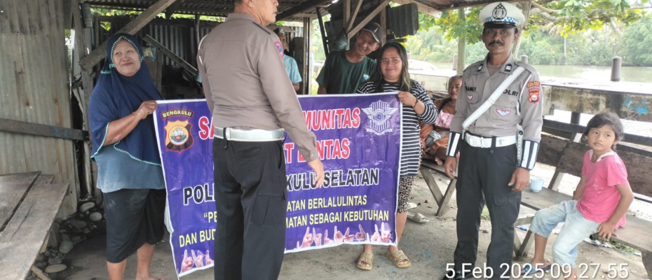 Satlantas Polres Bengkulu Selatan Sambangi Komunitas Nelayan di Pantai Pasar Bawah