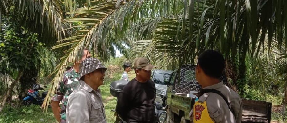 Polres Bengkulu Selatan Lakukan Pendampingan Pemangkasan Pohon di Jalur Sutet