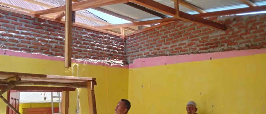 Polsek Kedurang Ilir Pantau Proses Rehab Rumah Pensiunan Polri di Desa Tanjung NegaraPolsek Kedurang Ilir Pantau Proses Rehab Rumah Pensiunan Polri di Desa Tanjung Negara