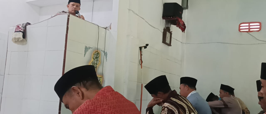 Bhabinkamtibmas Polsek Pino Sampaikan Khutbah Jumat di Masjid Al Ikhlas, Bahas Keutamaan Bulan Sya’ban dan Keamanan Masyarakat