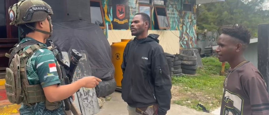 Personel Operasi Damai Cartenz Gelar Kegiatan Humanis Bersama Warga Enarotali .