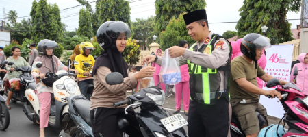 Polres Bengkulu Selatan Bagikan Takjil, Wujud Kepedulian dan Silaturahmi dengan Masyarakat .