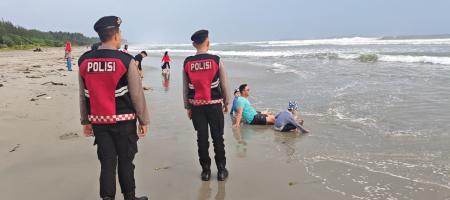 Personel Piket Pos Shelter Ditsamapta Polda Bengkulu Patroli Jalan Kaki dan Imbau Anak-Anak Tidak Mandi di Pantai Panjang .